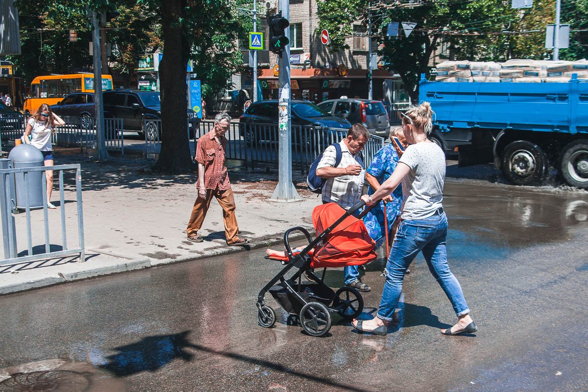 Вода течет по проезжей части