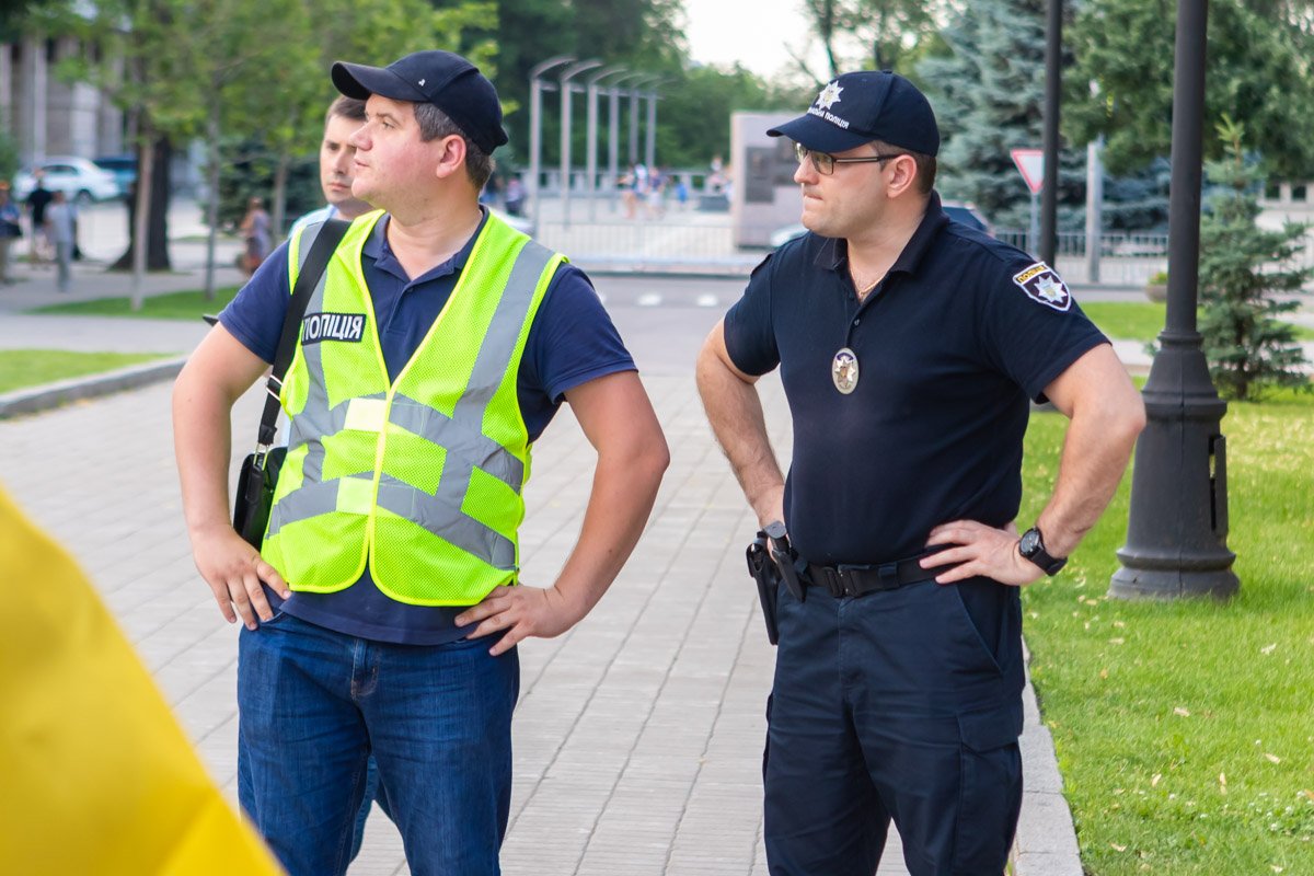 За ситуацией следили полиция диалога, также там присутствовал заместитель начальника полиции Днепропетровской области Владимир Богонис За ситуацией следили полиция диалога, также там присутствовал заместитель начальника полиции Днепропетровской области Владимир Богонис
