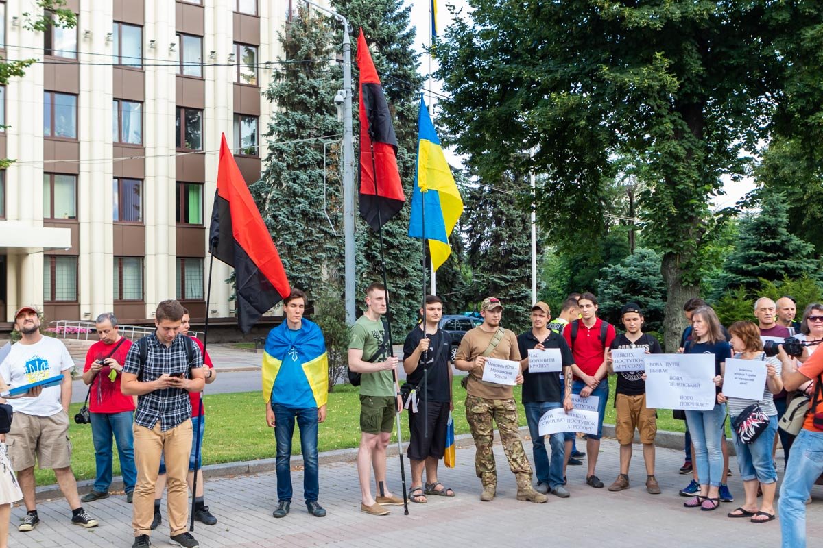Собрались под своими флагами Собрались под своими флагами