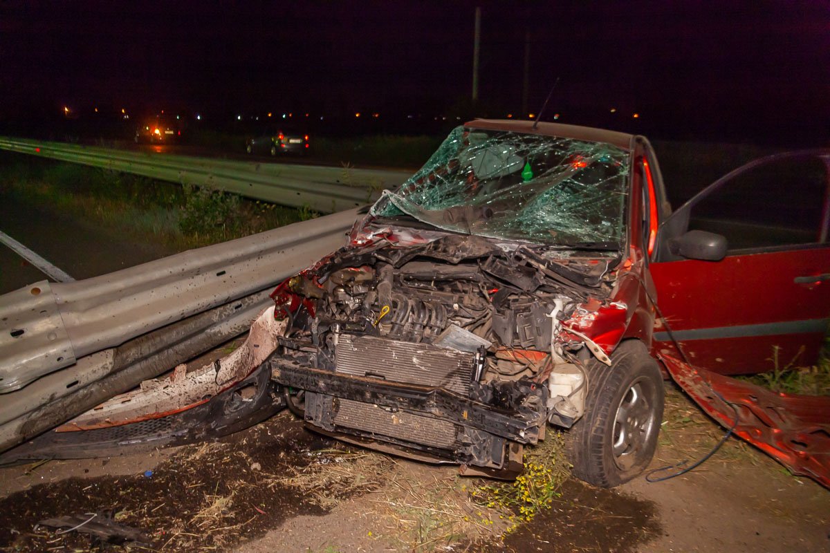 Ford Fiesta снес разделительный забор-отбойник и перекрыл встречное движение транспорта Ford Fiesta снес разделительный забор-отбойник и перекрыл встречное движение транспорта