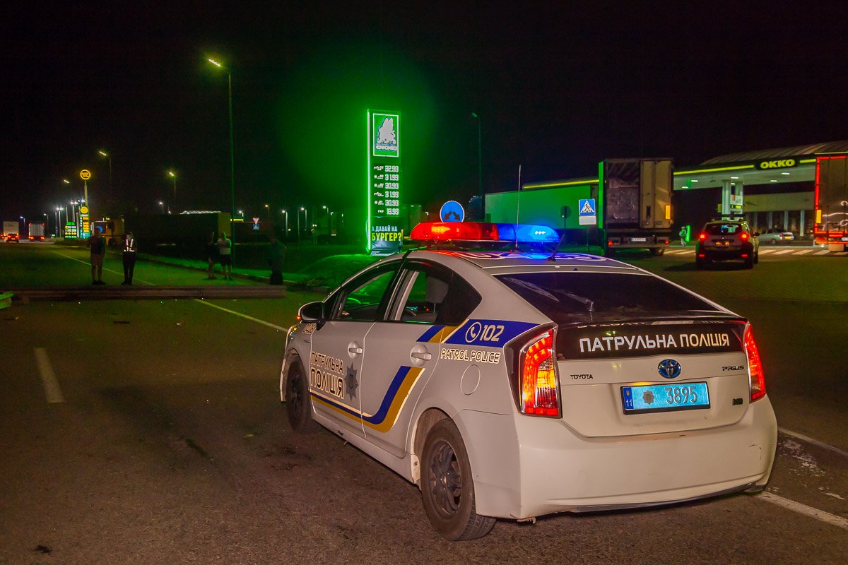 К большому сожалению, он не справился с управлением и снес металлический забор-отбойник К большому сожалению, он не справился с управлением и снес металлический забор-отбойник