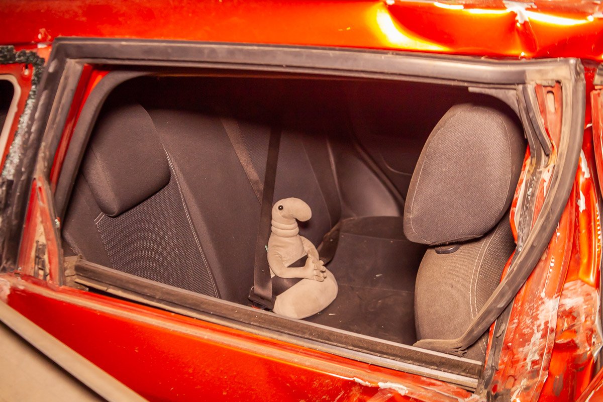 От удара забор вывернуло и он перекрыл всю проезжую часть встречного движения От удара забор вывернуло и он перекрыл всю проезжую часть встречного движения