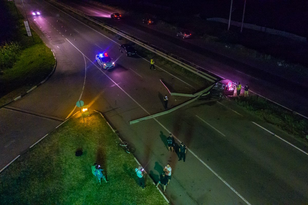 Проезд транспорта осуществлялся через заправку, напротив которой произошла авария Проезд транспорта осуществлялся через заправку, напротив которой произошла авария