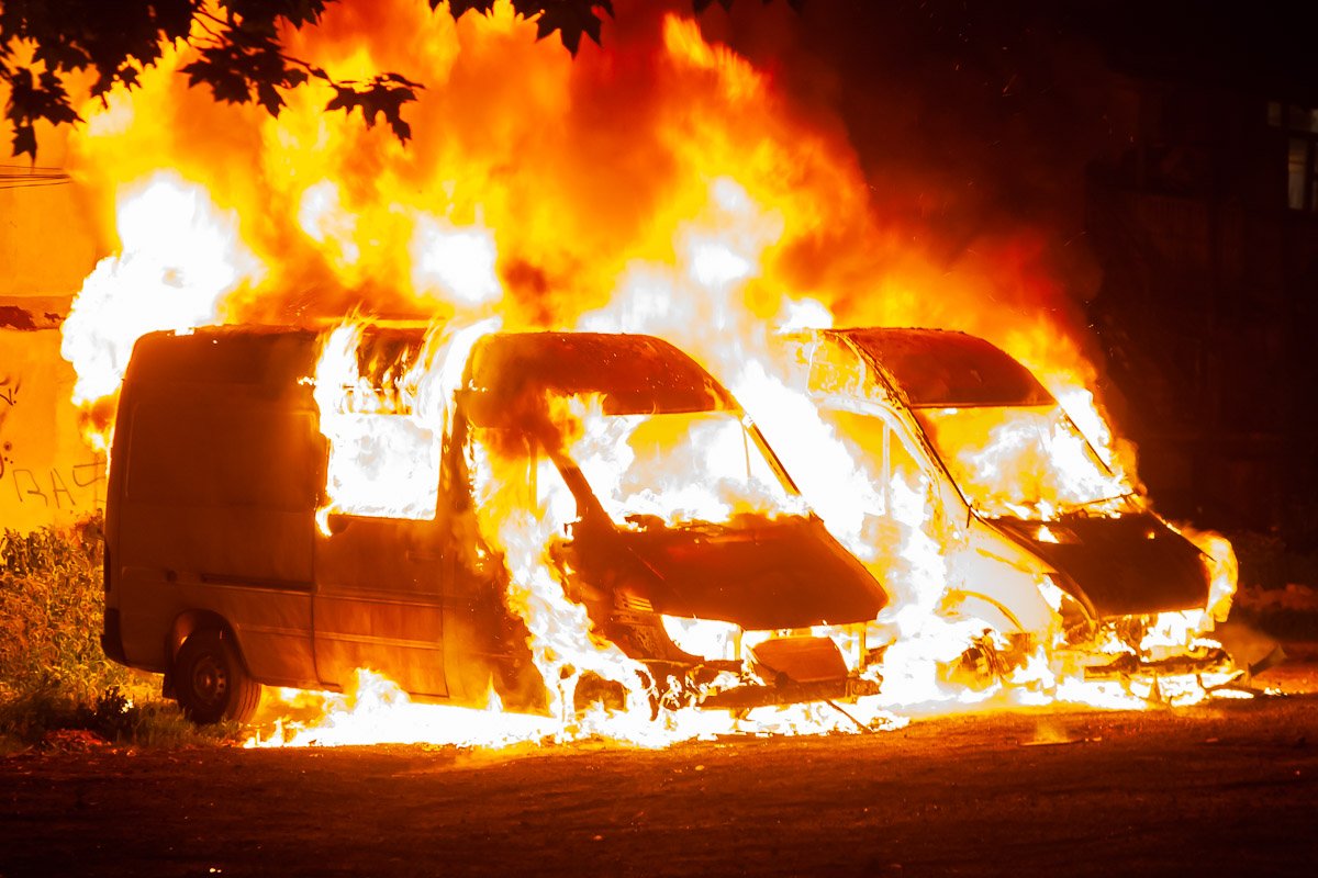 Во вторник, 11 июня, на улице Святослава Храброго сгорело два грузовых микроавтобуса Mercedes Sprinter
