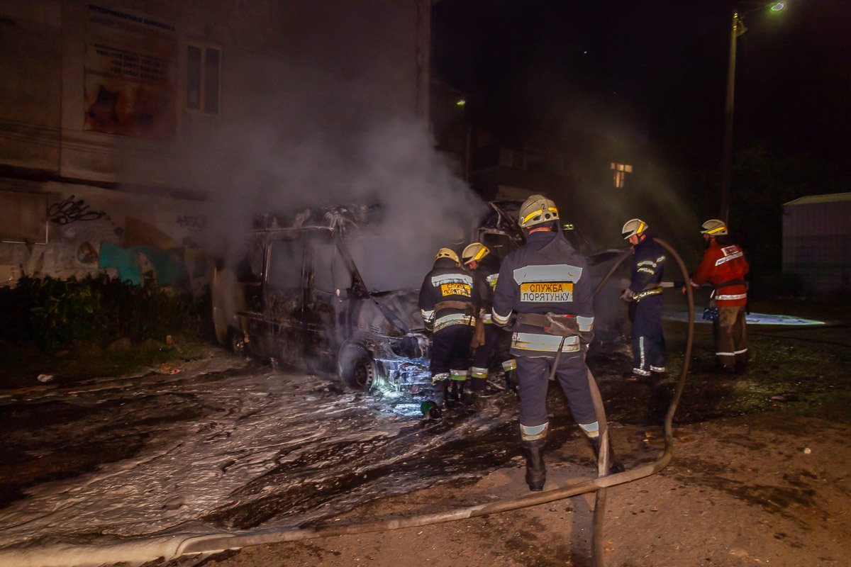 По словам охранника автосоянки, он увидел вспышку света на одном из автомобилей