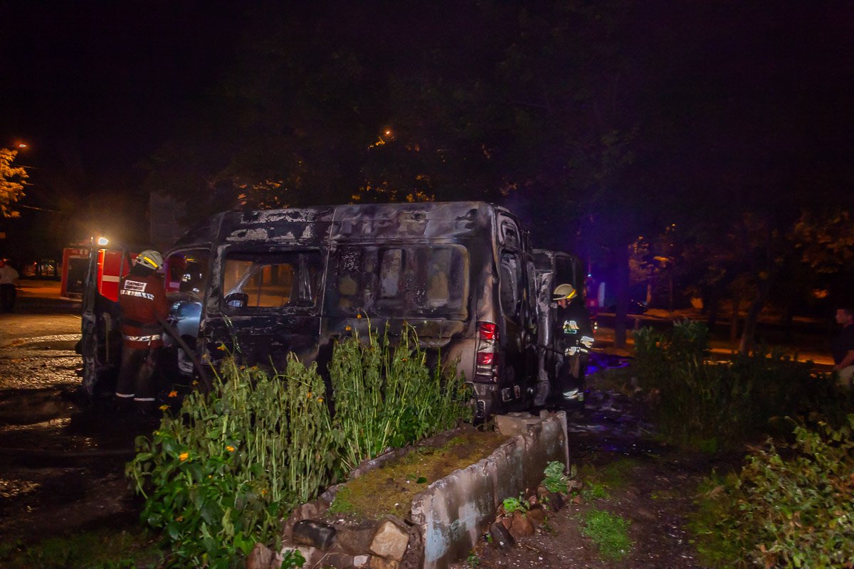 Через несколько минут огонь перешел на рядом стоящий микроавтобус Mercedes