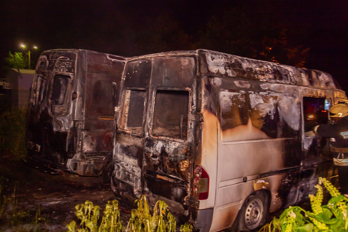  За 10 минут оба транспортных средства выгорели дотла