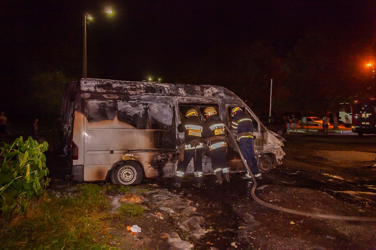 На месте пожара работало 10 человек личного состава и 3 единицы техники