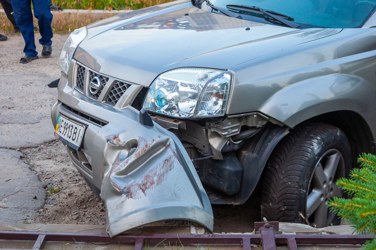 11 июня, на улице Короленко, компания несовершеннолетних на ворованном кроссовере снесла забор возле элитного особняка