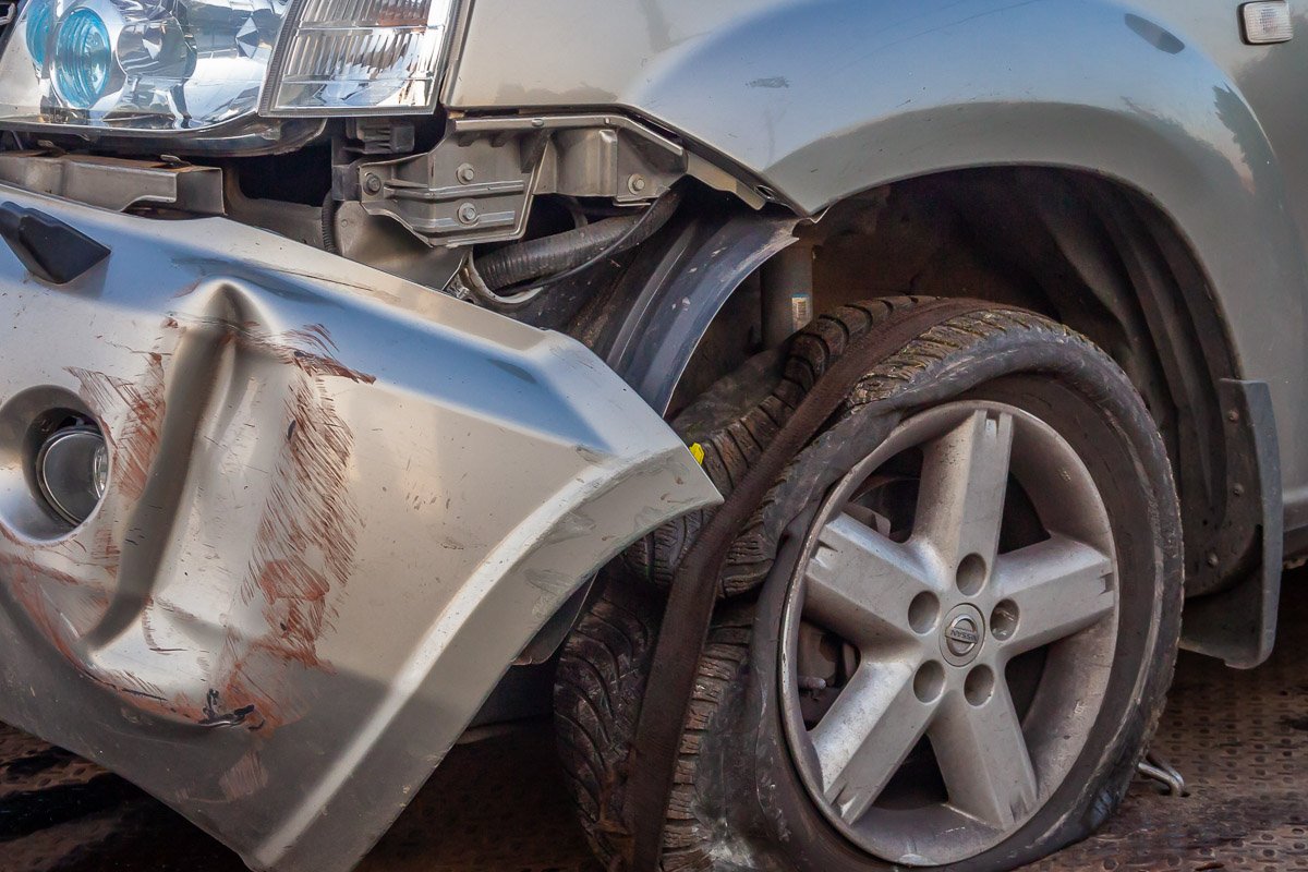 В салоне автомобиля находилось 3 человека подростокового возраста, один парень 14-ти лет остался в машине
