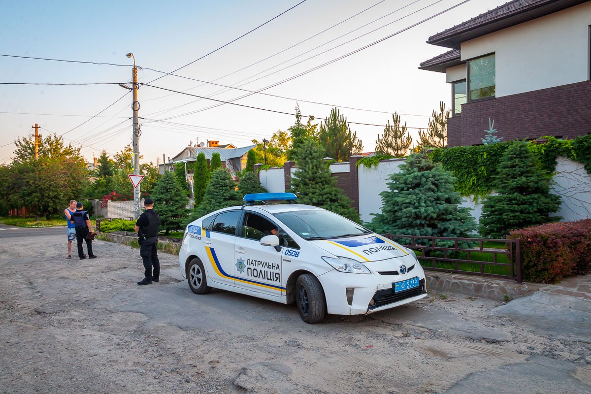 Им оказался родственник, не то сын, не то внук хозяина кроссовера