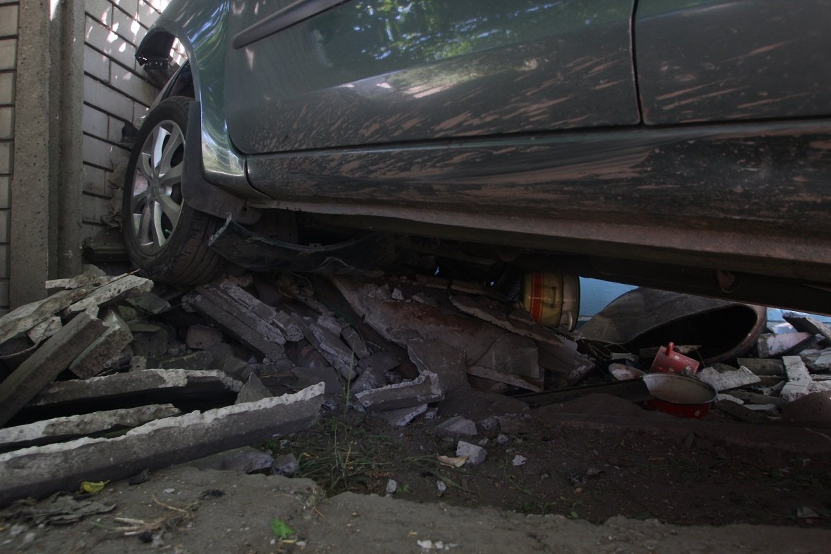 Водитель Mitsubishi, пытаясь избежать столкновения, въехала в забор 