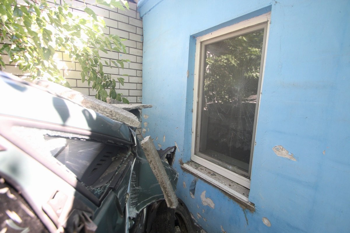 Но даже ограждение не остановило авто, машина остановилась при столкновении с домом