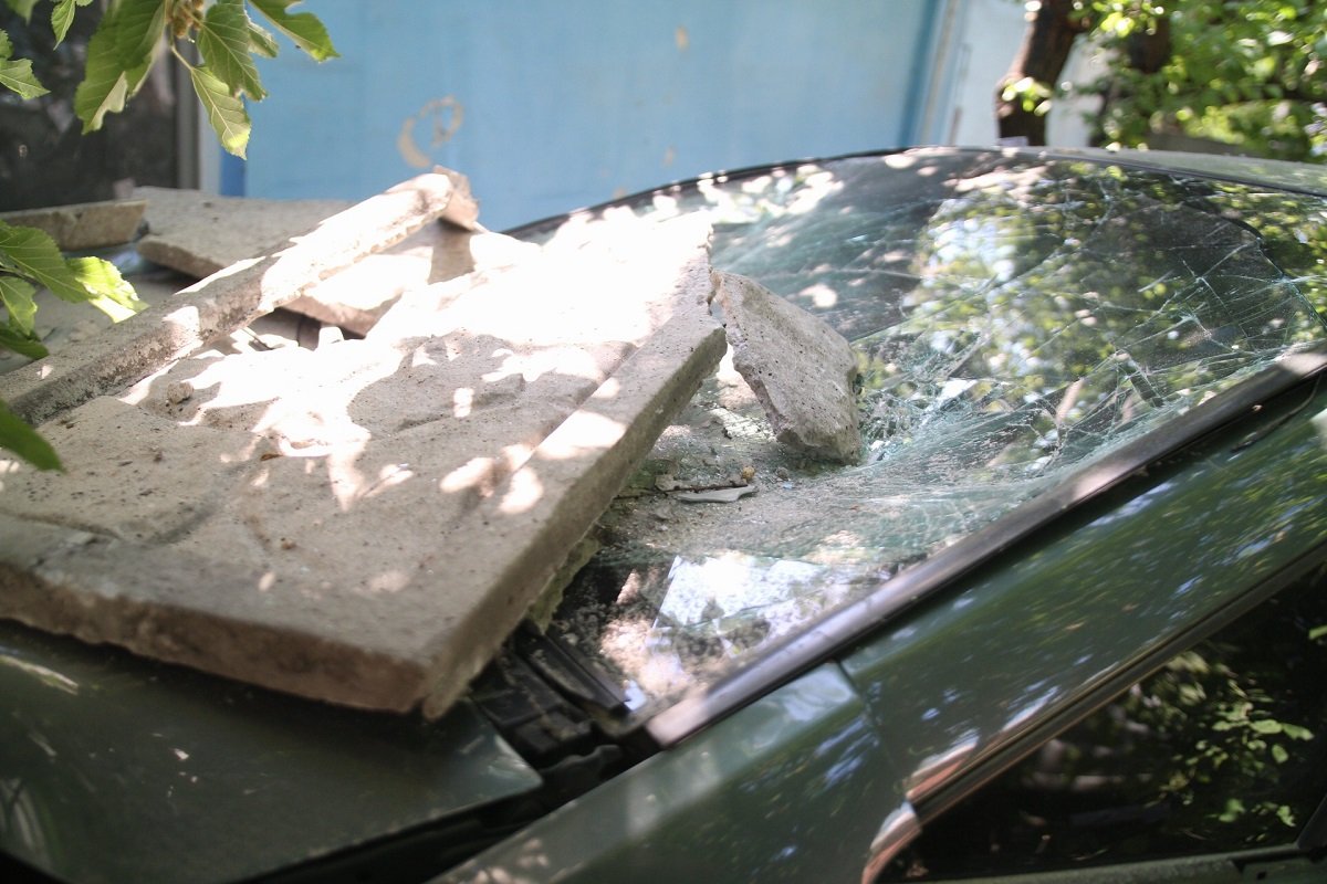  Очевидцы сразу же бросились на помощь и водителю, и девушке, поскольку та упала на дорогу