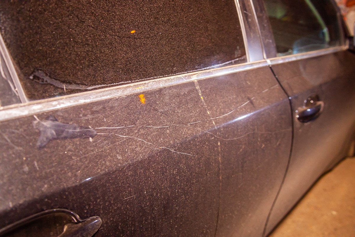 Водитель на BMW поцарапал лакокрасочное покрытие своего автомобиля об торчащую на половину дороги ветку