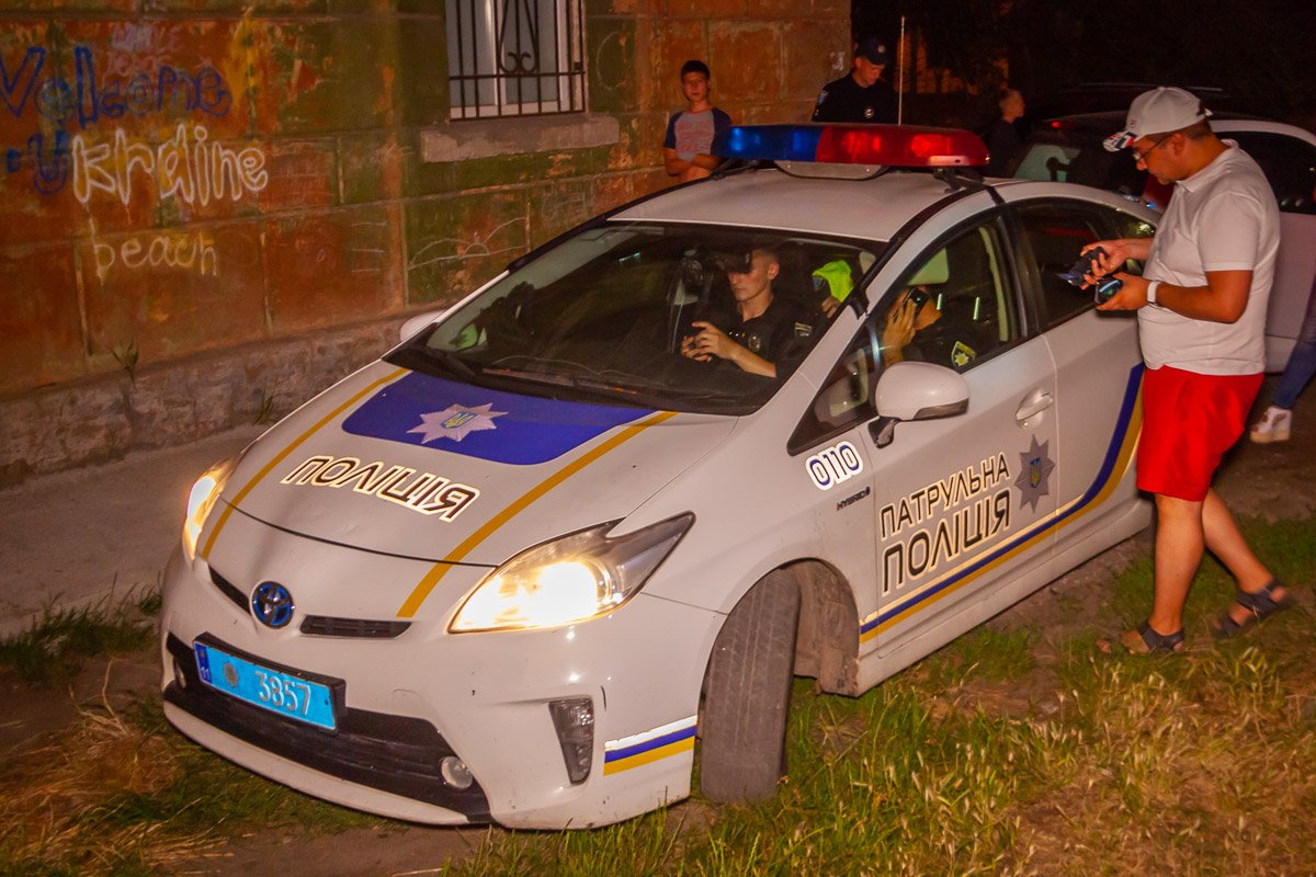 Он как законопослушный гражданин, вызвал на это место полицию, что бы зафиксировать повреждения на своей машине