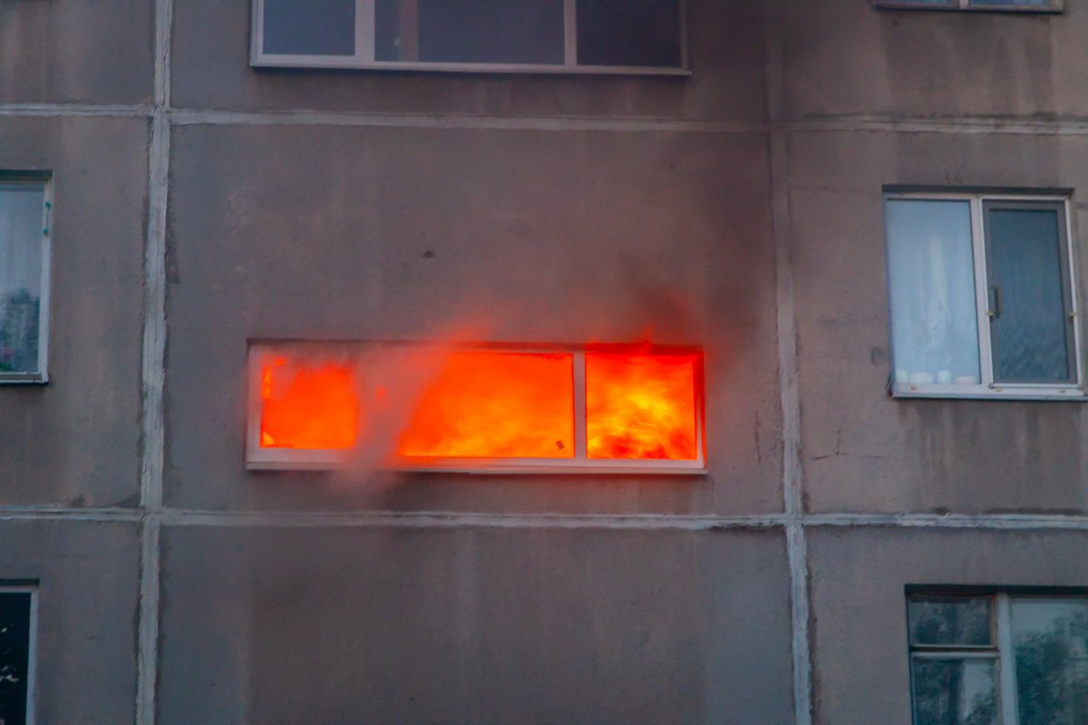 В Днепре на проспекте Слобожанском в многоквартирном доме одновременно горело два подъезда В Днепре на проспекте Слобожанском в многоквартирном доме одновременно горело два подъезда