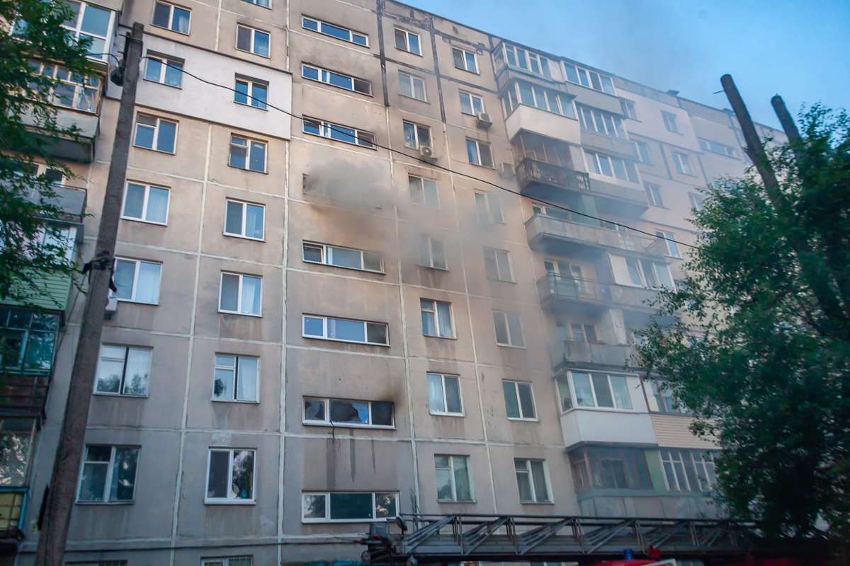 По указанному адресу работали 12 человек личного состава и 3 единицы специальной техники По указанному адресу работали 12 человек личного состава и 3 единицы специальной техники