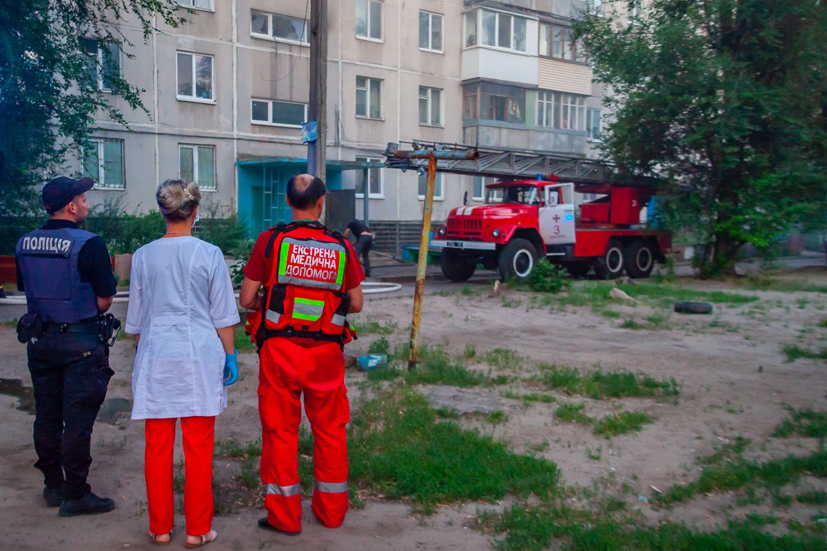 Прибывшие на место пожара спасатели, приступили тушить огонь в первом подъезде Прибывшие на место пожара спасатели, приступили тушить огонь в первом подъезде
