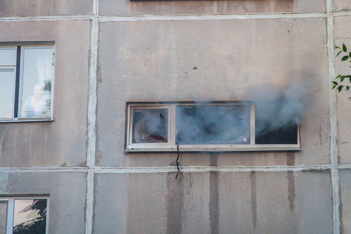 Спустя несколько минут, огонь заметили полицейские, но уже в соседнем, во втором подъезде Спустя несколько минут, огонь заметили полицейские, но уже в соседнем, во втором подъезде