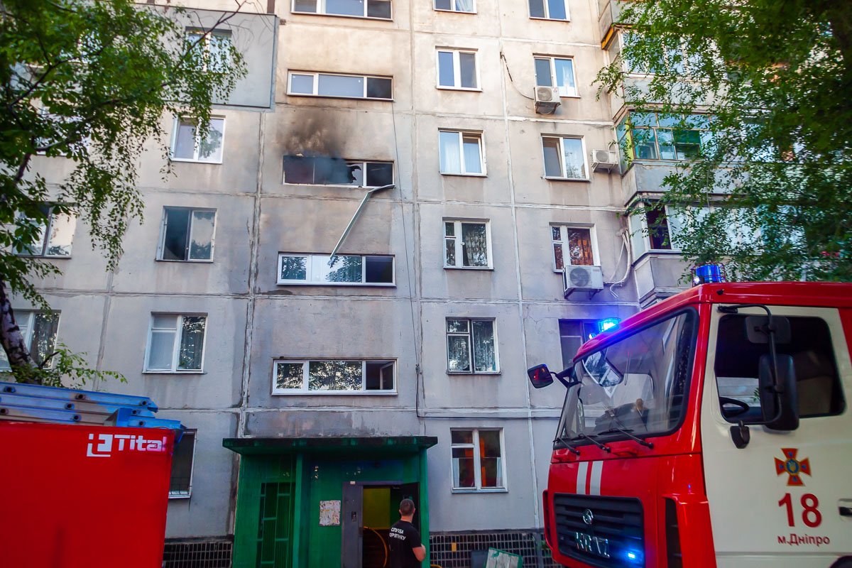 Патрульный попытался самостоятельно с помощью огнетушителя погасить пламя Патрульный попытался самостоятельно с помощью огнетушителя погасить пламя