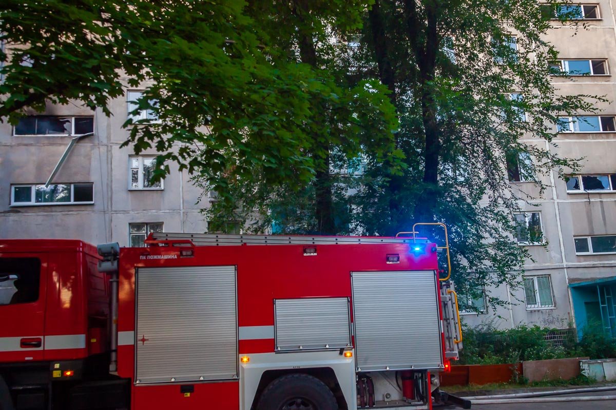 Очагом возгорания в обоих случаях были самодельные кладовки, в которых жильцы хранят свои личные вещи  Очагом возгорания в обоих случаях были самодельные кладовки, в которых жильцы хранят свои личные вещи