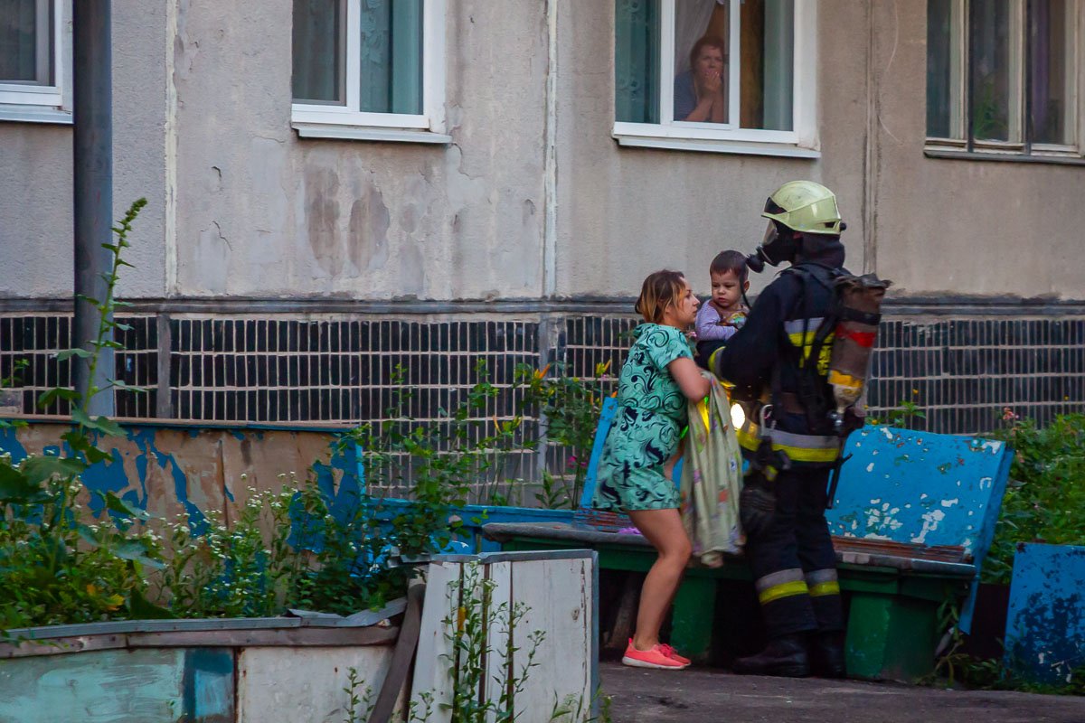 Спасатели будили и выводили всех жильцов дома на улицу  Спасатели будили и выводили всех жильцов дома на улицу