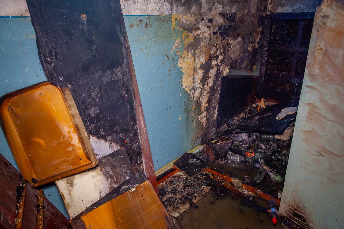 По словам полицейского, в одной из кладовок были банки с краской По словам полицейского, в одной из кладовок были банки с краской