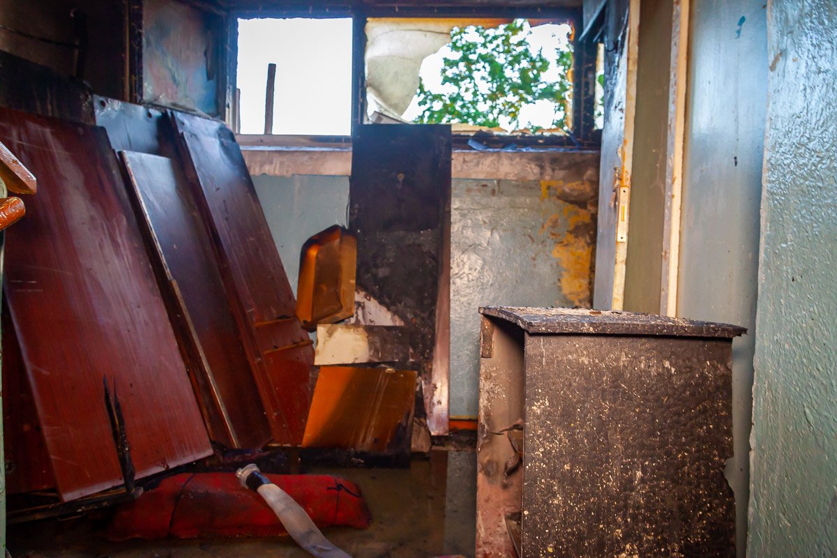 Старая деревянная мебель, которая была в кладовке Старая деревянная мебель, которая была в кладовке