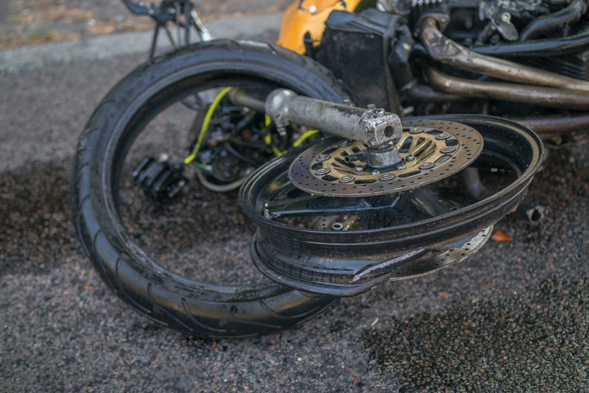 Столкнулись мотоцикл Honda и автомобиль Nissan Столкнулись мотоцикл Honda и автомобиль Nissan