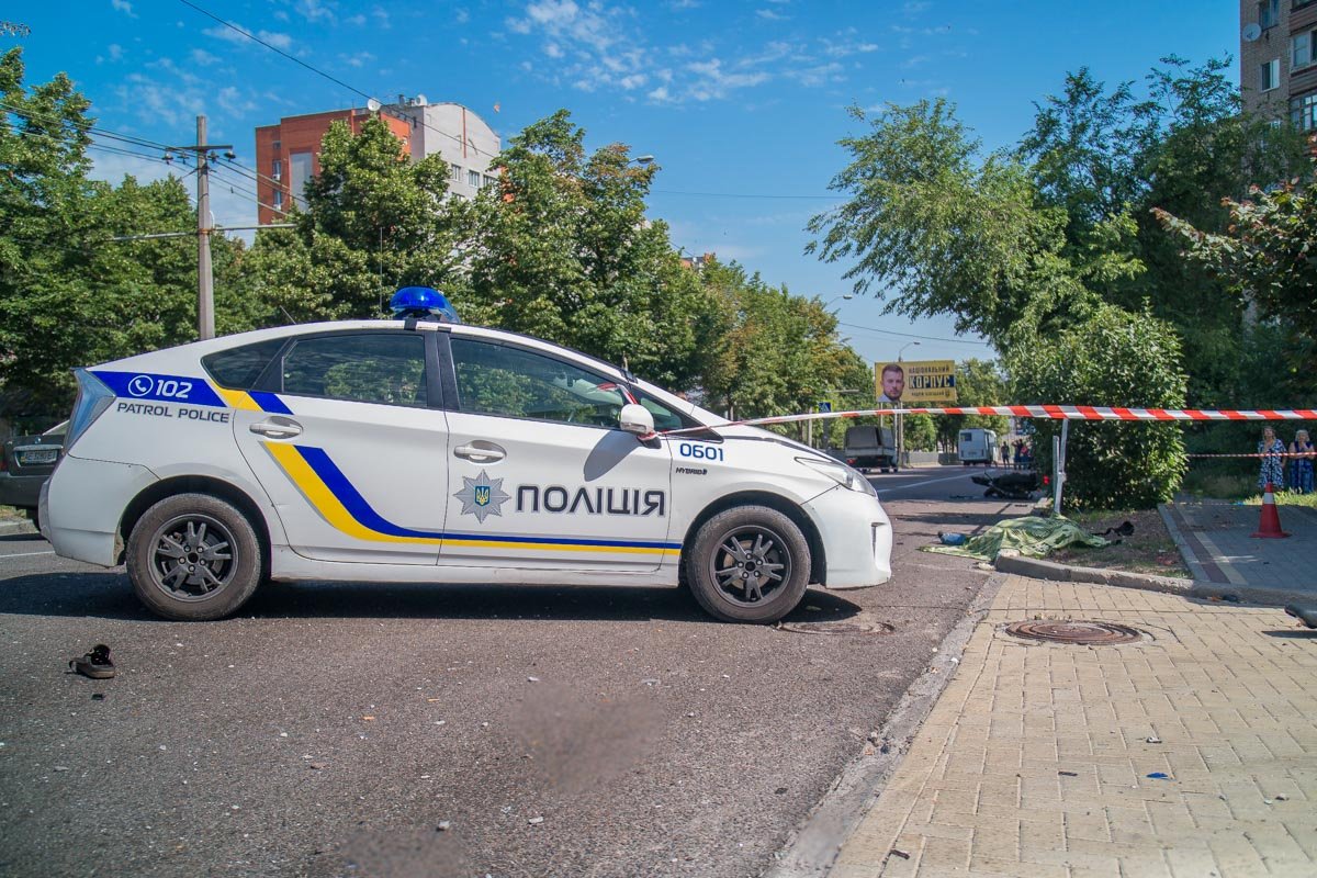 Место аварии оградили сигнальными лентами Место аварии оградили сигнальными лентами