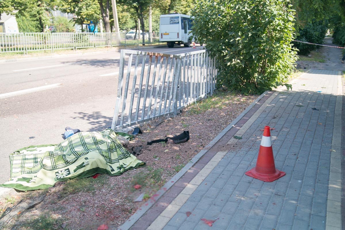 Мужчина, который был на мотоцикле, погиб на месте Мужчина, который был на мотоцикле, погиб на месте