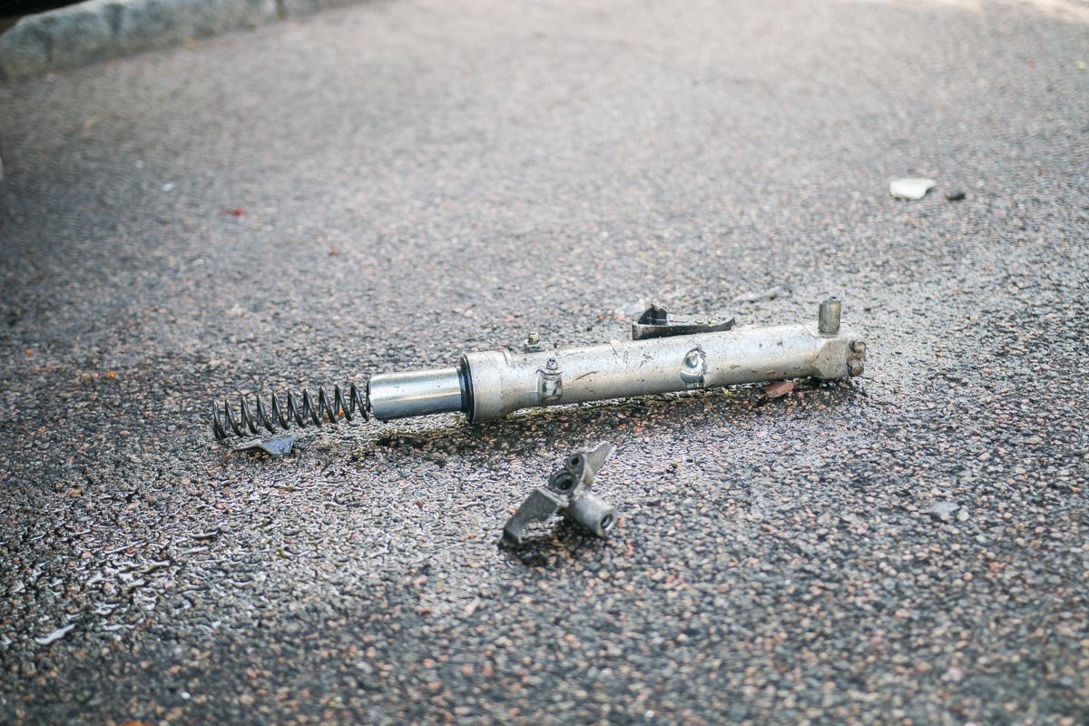 Запчасти мотоцикла разбросаны по проезжей части Запчасти мотоцикла разбросаны по проезжей части