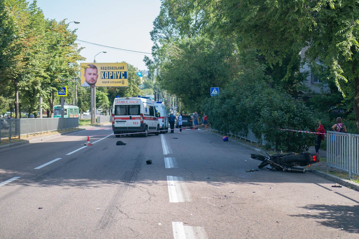 Крайняя правая и средняя полосы по направлению вниз по Рабочей ограждены сигнальными лентами Крайняя правая и средняя полосы по направлению вниз по Рабочей ограждены сигнальными лентами