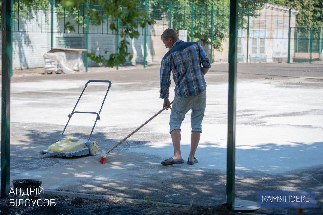 В Каменском капитально ремонтируют теннисные корты 3