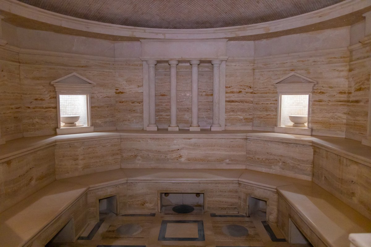 Попробуйте наполненный приятным паром Римский кальдарий Попробуйте наполненный приятным паром Римский кальдарий