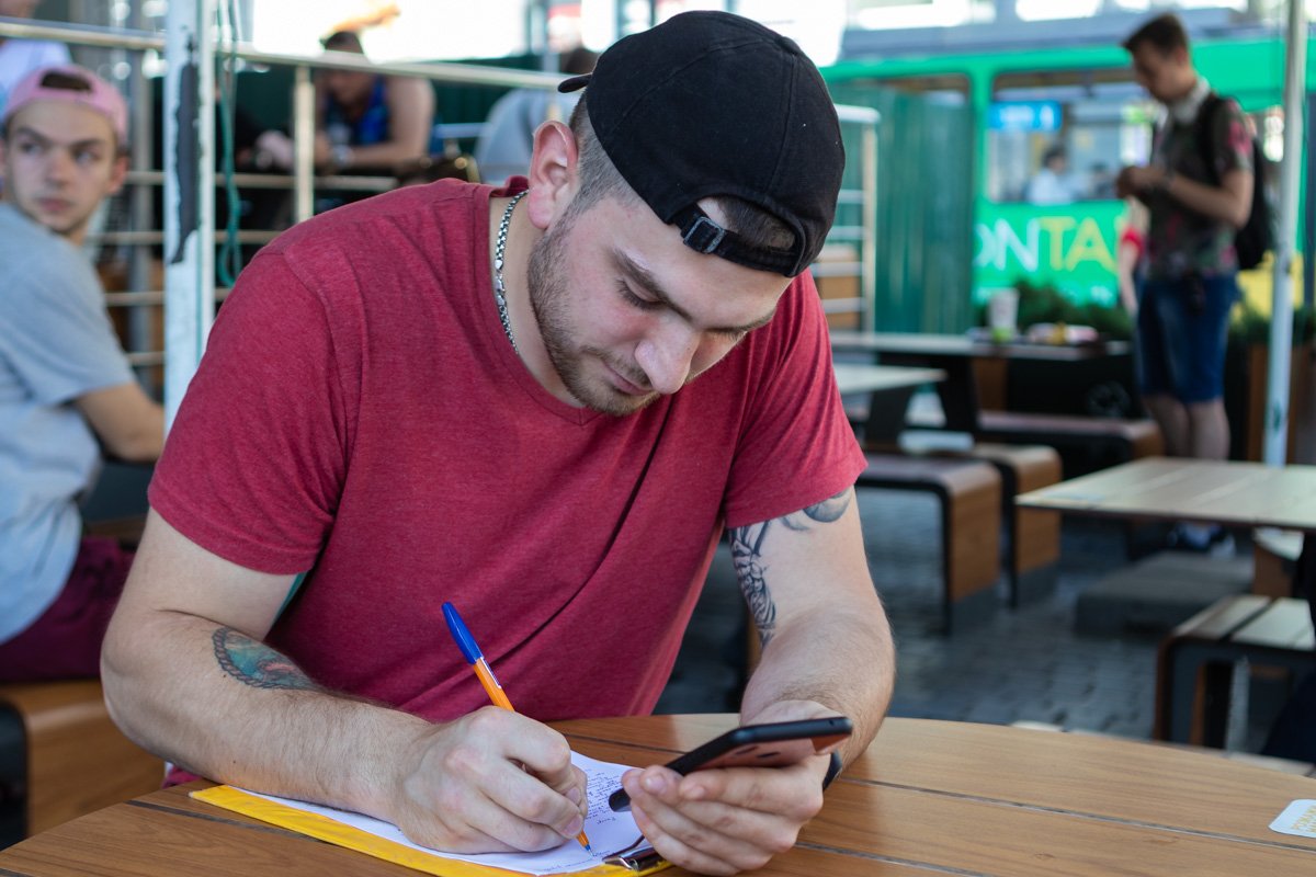 В момент инцидента рядом находился капрал патрульной полиции Владислав Шевченко, который задержал грабителя до приезда полиции