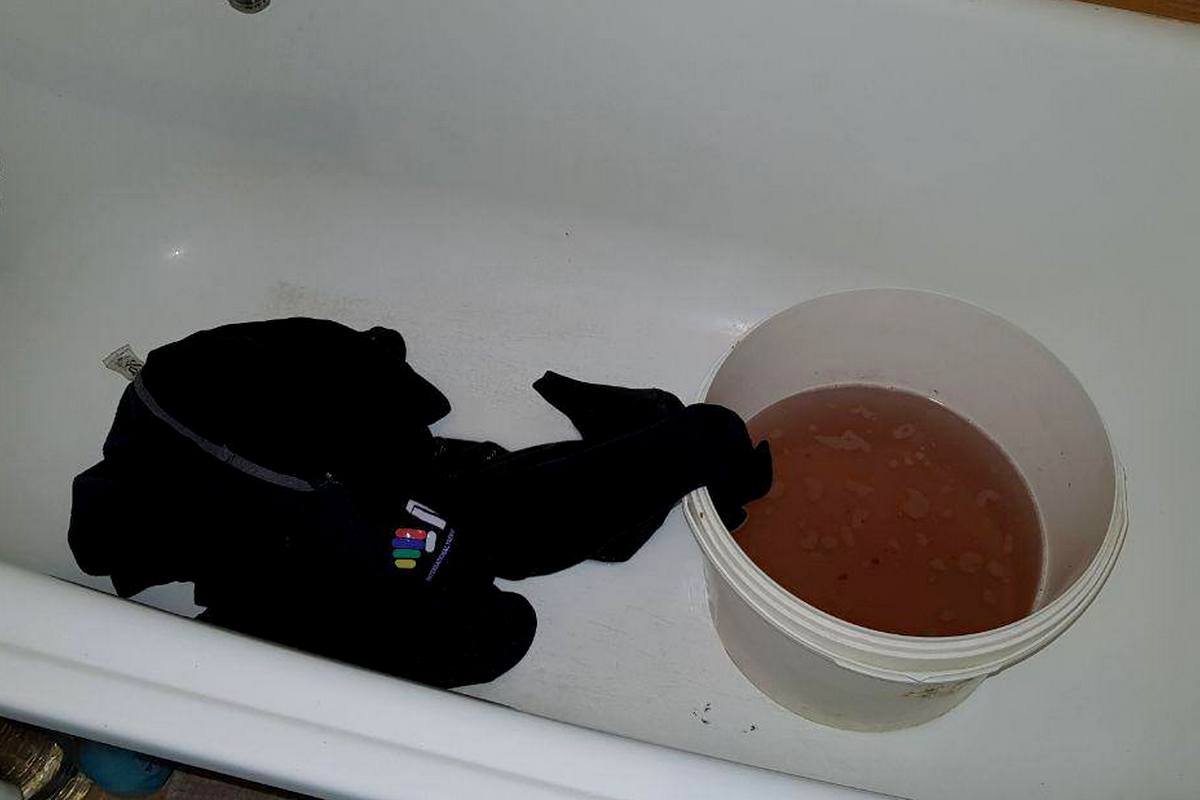 В ванной комнате лежали окровавленные вещи мужчины В ванной комнате лежали окровавленные вещи мужчины