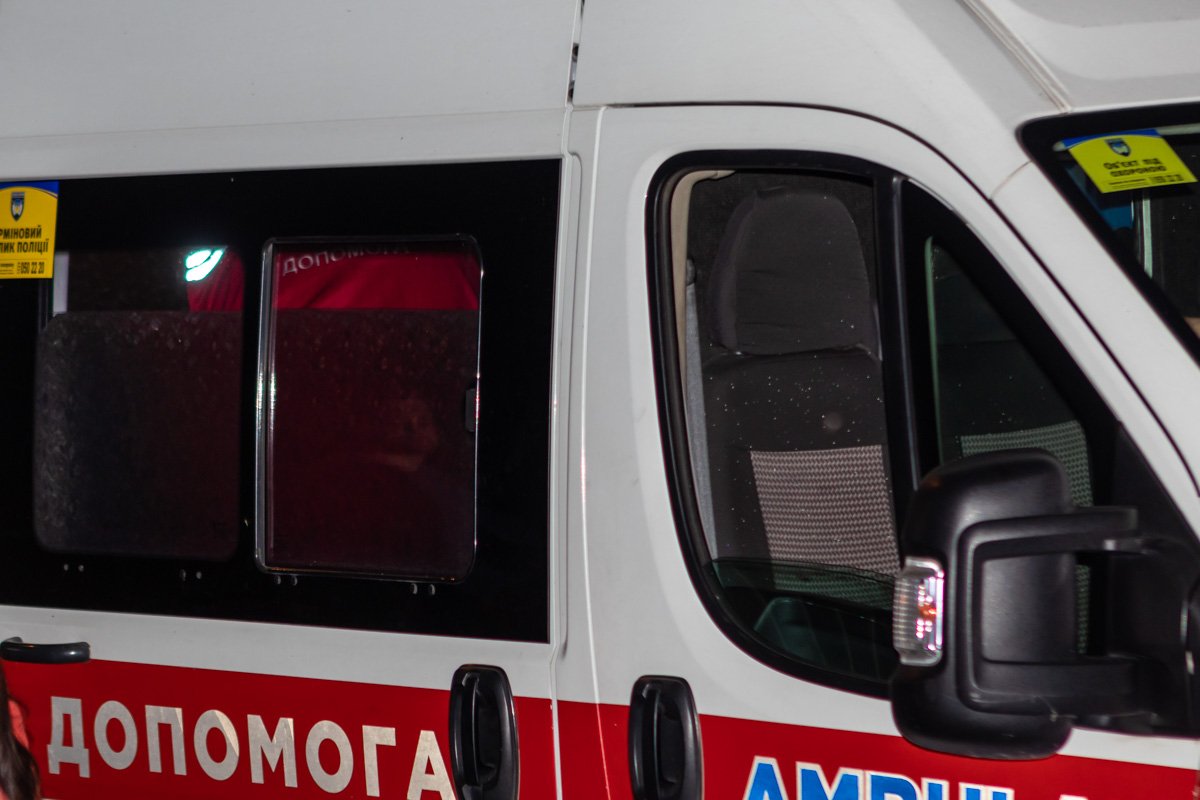 Мужчину забрала скорая помощь в больницу имени Мечникова Мужчину забрала скорая помощь в больницу имени Мечникова