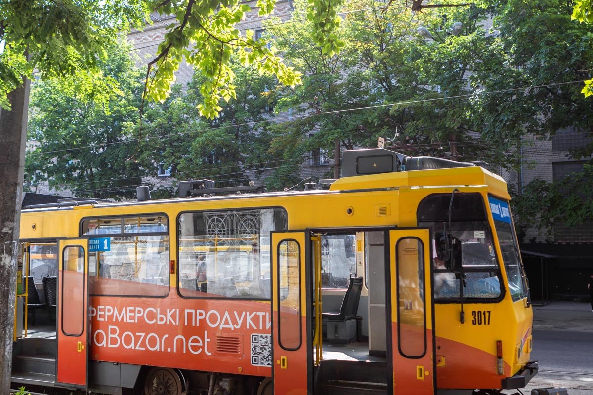 В момент происшествия в вагоне трамвая были люди, но все остались целыми и невредимыми