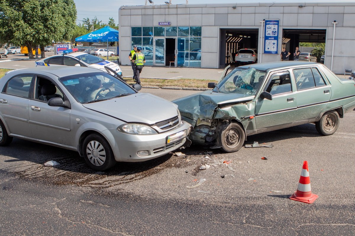 С места аварии двух пострадавших забрала скорая помощь