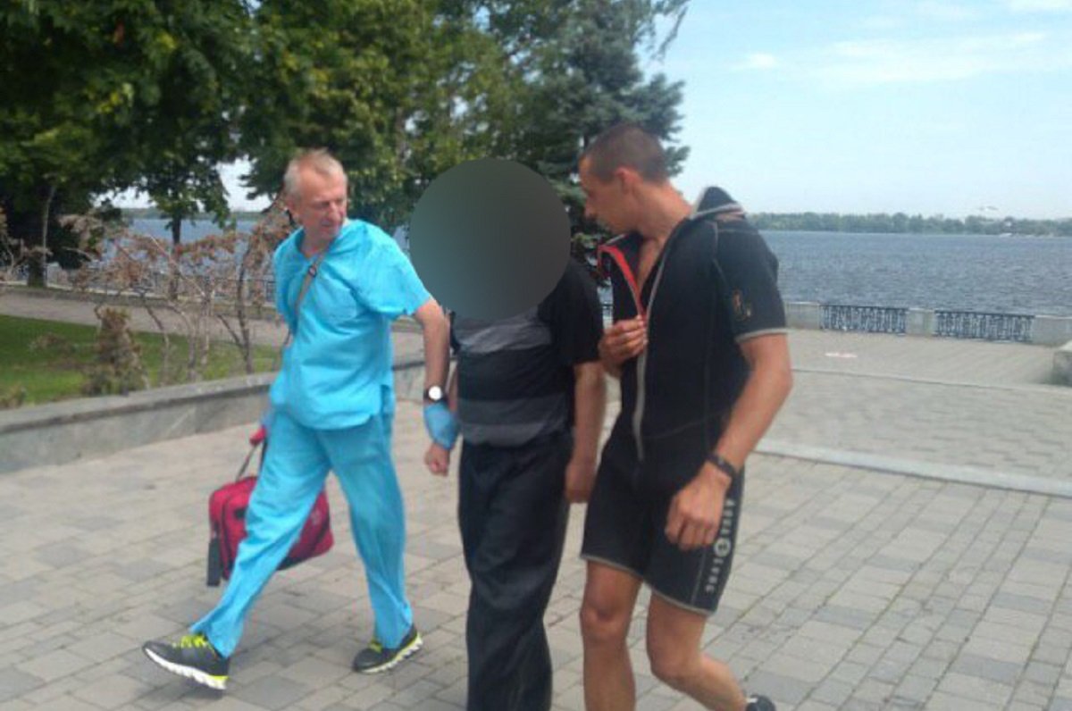 По словам очевидца, пожилой мужчина долго стоял на мосту, ближе к центру, а позже спрыгнул По словам очевидца, пожилой мужчина долго стоял на мосту, ближе к центру, а позже спрыгнул