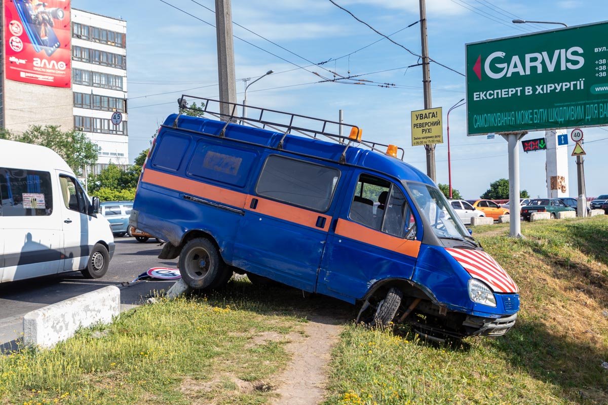 Синяя ГАЗель повисла на заезде на Новый мост Синяя ГАЗель повисла на заезде на Новый мост