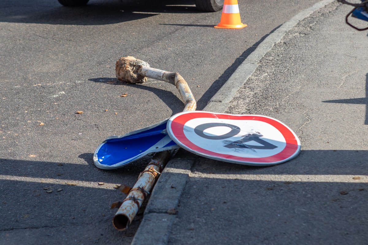 Судя по поваленным дорожным знакам и следам на асфальте - водитель не справился с управлением Судя по поваленным дорожным знакам и следам на асфальте - водитель не справился с управлением