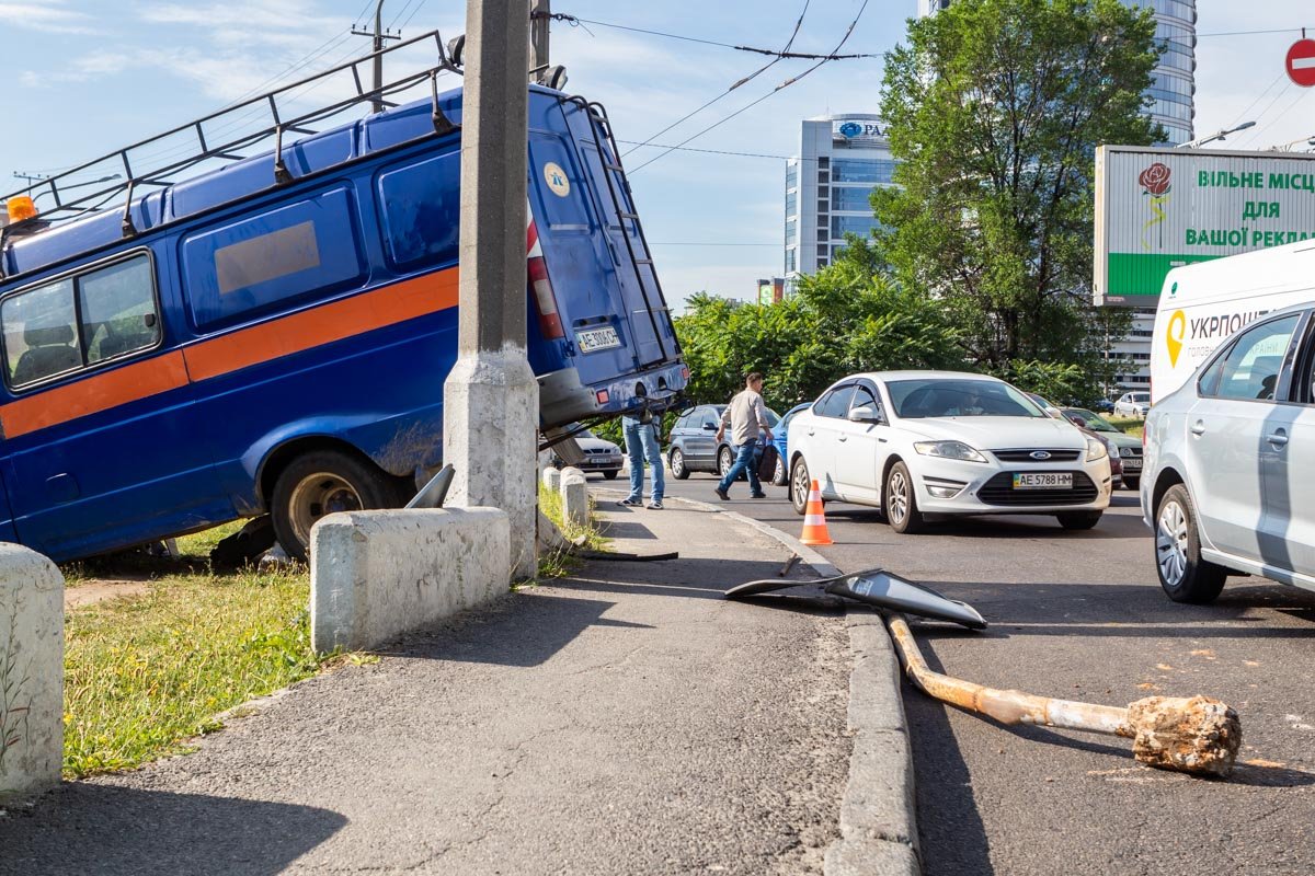 С самого утра грузовик не дает покоя доброй половине жителей Днепра С самого утра грузовик не дает покоя доброй половине жителей Днепра