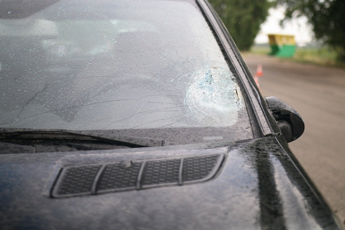 Под Днепром автомобиль Mercedes насмерть сбил мужчину