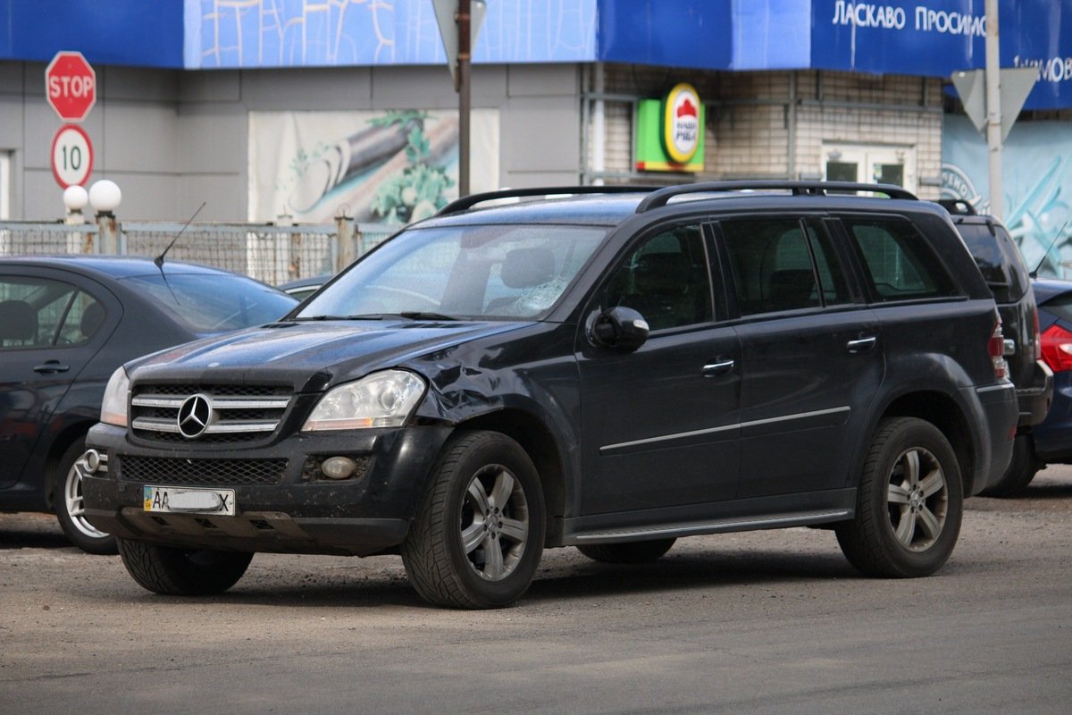 Водитель Mercedes в последний момент заметил пешехода, но столкновения избежать не удалось