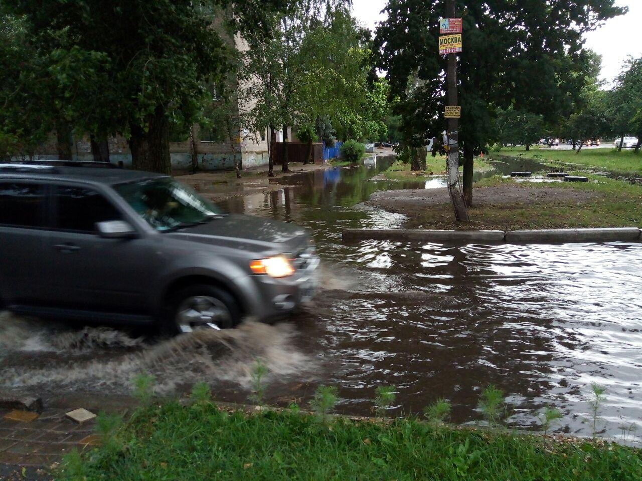 Так бывает, если годами не чистить и не ремонтировать ливневую канализацию Так бывает, если годами не чистить и не ремонтировать ливневую канализацию