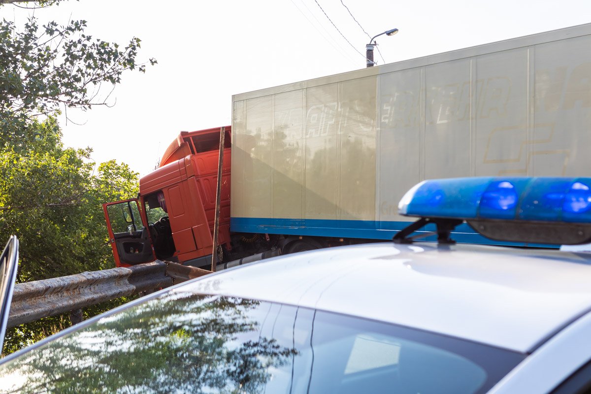 На Самарском мосту грузовик Daf съехал в кювет