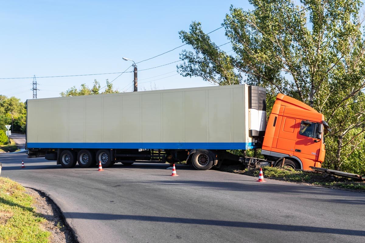 Предварительно, водитель грузовика двигался со стороны улицы Маршала Малиновского